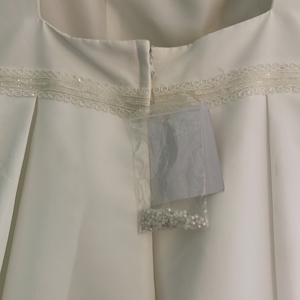 David bridal gown soft white with pockets - Picture 6 of 8